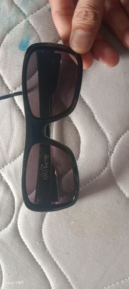 แว่นตาที่คุณส่งมาเป็นแว่นตากันแดดรุ่นพิเศษ Oakley Montefrio Artist Series ซึ่งเป็นการออกแบบร่วมกับศิลปิน Will Barras  รูปที่ 6