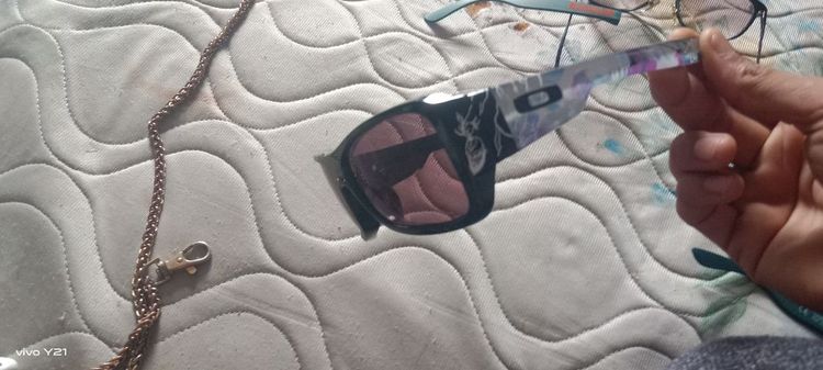 แว่นตาที่คุณส่งมาเป็นแว่นตากันแดดรุ่นพิเศษ Oakley Montefrio Artist Series ซึ่งเป็นการออกแบบร่วมกับศิลปิน Will Barras  รูปที่ 4
