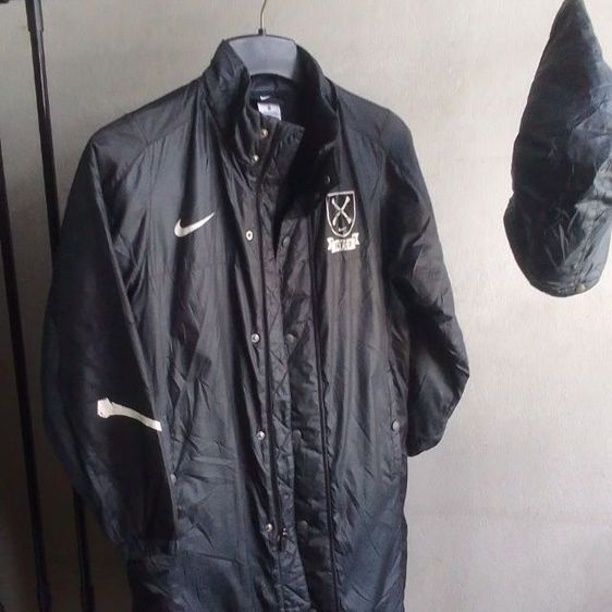 เสื้อคลุมกีฬา ผ้าร่ม nike ( แกะถอดหมวกคลุมหัวได้ ) ใส่ได้ทั้งชายหญิง