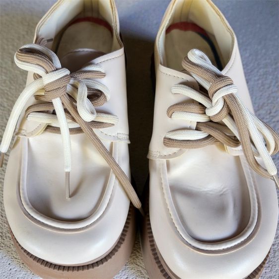 รองเท้าหุ้มส้น