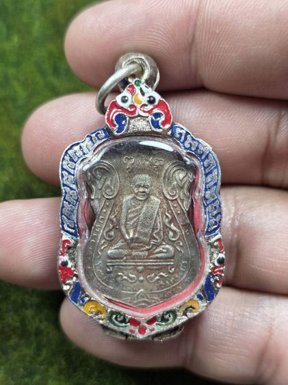 พระเหรียญหลวงปู่เอี่ยมเนื้อสีเงินเก่าๆ