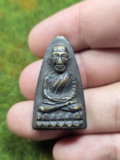 พระหลวงปู่ทวดหลังหนังสือเก่าๆ