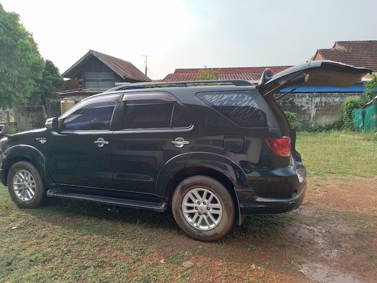 รถ Toyota Fortuner 3.0 V 4WD สี ดำ