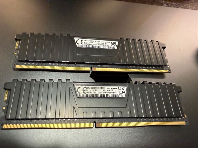 ที่เก็บข้อมูลและเมมโมรี่การ์ด CORSAIR RAM DDR4 (3200) 16GB  (8GB x2)