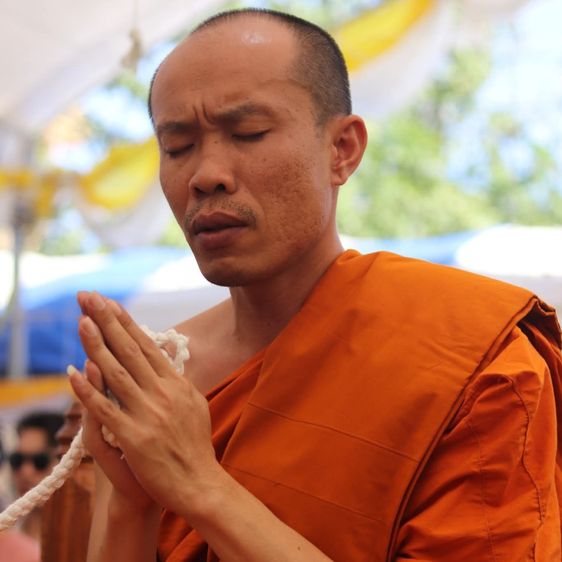 เหรียญเปิดโลกรวย รุ่นแรก ✨ พระอาจารย์อภิสิทธิ์ เจ้าอาวาสวัดอุมังคละนาเรียง จ.กาฬสินธุ์ รูปที่ 4