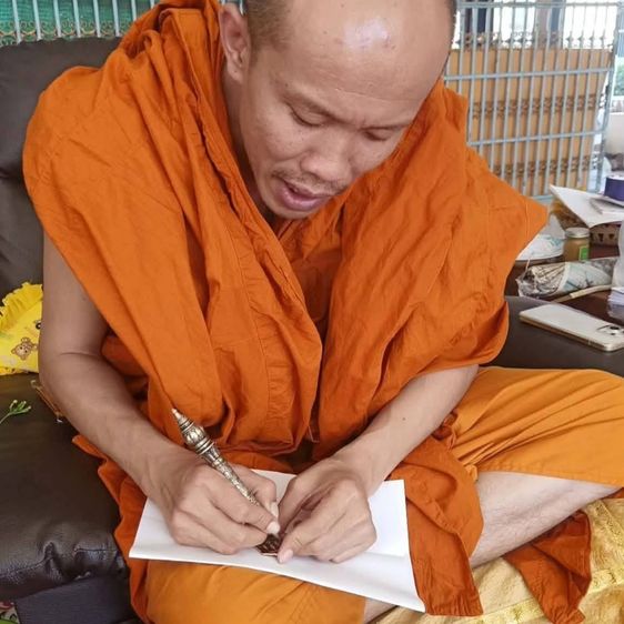 เหรียญเปิดโลกรวย รุ่นแรก ✨ พระอาจารย์อภิสิทธิ์ เจ้าอาวาสวัดอุมังคละนาเรียง จ.กาฬสินธุ์ รูปที่ 5