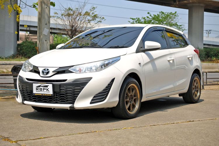 รถ Toyota Yaris 1.2 J สี ขาว