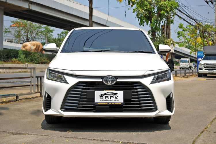 Toyota Yaris ATIV 2024 1.2 Sport Sedan เบนซิน ไม่ติดแก๊ส เกียร์อัตโนมัติ ขาว รูปที่ 3