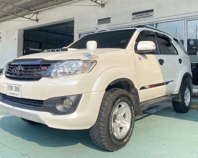 รถ Toyota Fortuner 3.0 TRD Sportivo 4WD สี ขาว