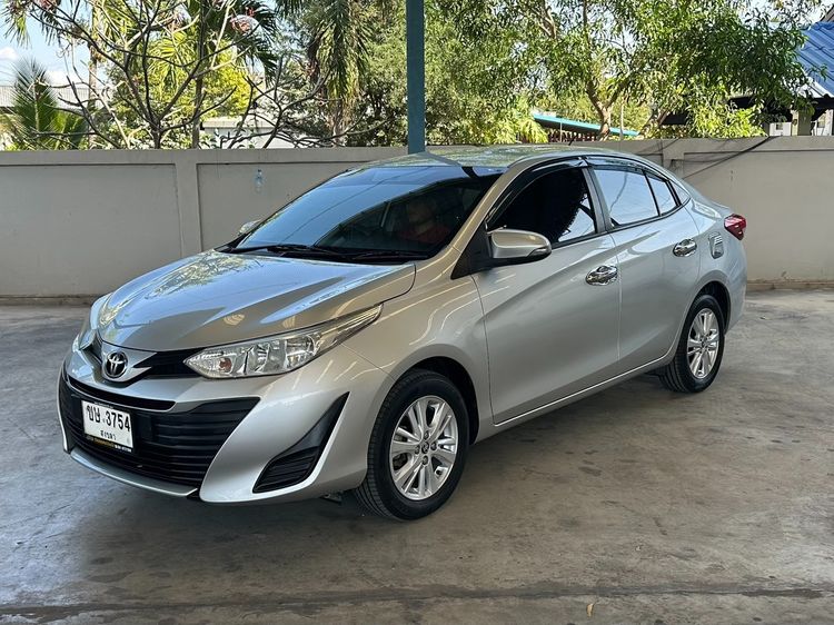 รถ Toyota Yaris ATIV 1.2 E สี บรอนซ์เงิน