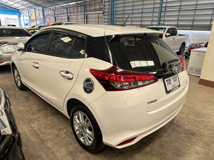 Toyota Yaris 2018 1.2 E Sedan เบนซิน ไม่ติดแก๊ส เกียร์อัตโนมัติ ขาว รูปที่ 4