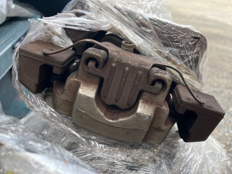 เบรคจานเดิมคู่หน้า มีผ้าเบรค ถอด F10 bmw รูปที่ 3