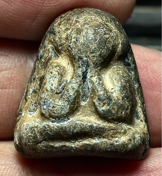 พระปิดตาหลังแบบ หลวงพ่อแก้ววัดเครือวัลย์ ชลบุรี