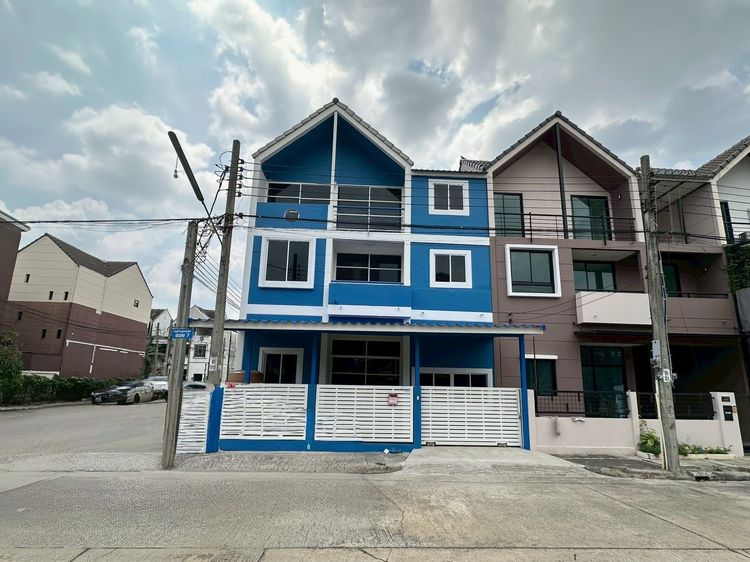 ให้เช่าทาวน์โฮม 3 ชั้น บ้านลูกกอล์ฟ พรีเมี่ยม ( หลังมุมถนนเมน ) ตรงข้ามไม่ชนใคร เมืองทองธานี ปากเกร็ด รีโนเวทใหม่ บ้านพร้อมเช่าทันที