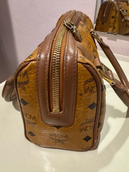  MCM Boston Mini Bag ในลาย Visetos สี Cognac ซึ่งมีหูถือและสายสะพาย รูปที่ 5