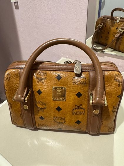  MCM Boston Mini Bag ในลาย Visetos สี Cognac ซึ่งมีหูถือและสายสะพาย รูปที่ 2