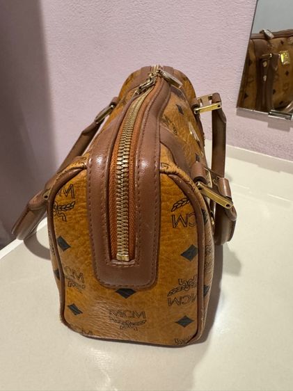 หญิง น้ำตาล หนังแท้  MCM Boston Mini Bag ในลาย Visetos สี Cognac ซึ่งมีหูถือและสายสะพาย