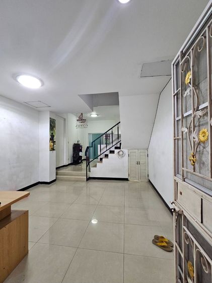 มีบางส่วน ขายทาวน์โฮม 3 ชั้น ม.นิรันดร์สิริ ซ.ทุ่งเศรษฐีแยก 24 เขตประเวศ ทำเลดี เดินทางสะดวก ใกล้เมกะบางนา รูปที่ 3