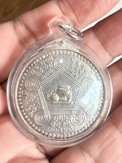 พระอาจารย์ชอบ 2 องค์ เหรียญสีขาวลงยา ตามรูป พร้อมเลี่ยมกรอบพลาสติกกันน้ำ รูปที่ 2