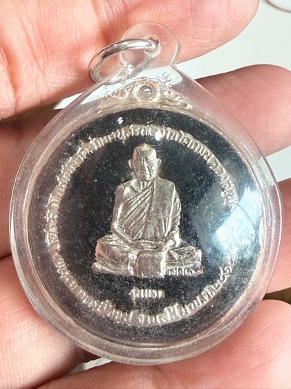 พระอาจารย์ชอบ 2 องค์ เหรียญสีขาวลงยา ตามรูป พร้อมเลี่ยมกรอบพลาสติกกันน้ำ