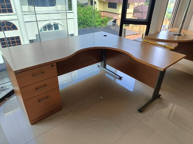 โต๊ะทำงานเข้ามุมมีลิ้นชัก