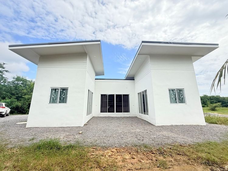 บ้านพร้อมที่ดิน2แปลง(House with 2 plots of land)