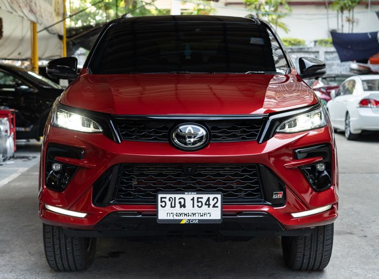 รถ Toyota Fortuner 2.8 GR Sport Black Top 4WD สี แดง