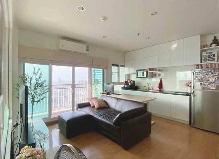 The Parkland Grand Taksin (เดอะ พาร์คแลนด์ แกรนด์ ตากสิน)