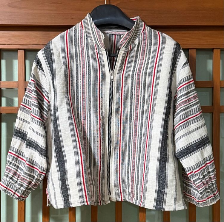 เสื้อผ้าใยกัญชงทอมือ ตัดเย็บรูปแบบสวยงาม มีซิปหน้าทำให้ใส่ได้สะดวก สภาพดีมาก ใช้งานน้อย รูปที่ 2