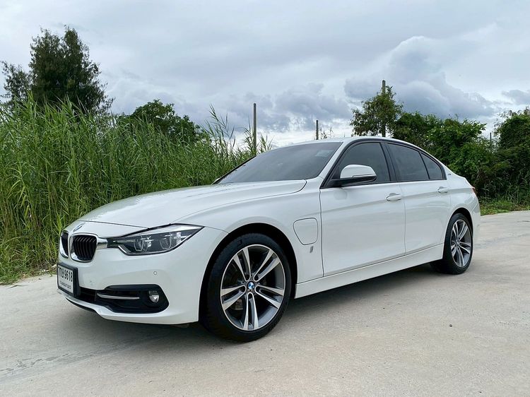 BMW Series 3 2018 330e Sedan ปลั๊กอินไฮบริด (PHEV) ไม่ติดแก๊ส เกียร์อัตโนมัติ ขาว รูปที่ 3
