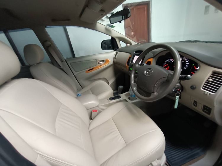 รถ Toyota Innova 2.0 V สี ขาว