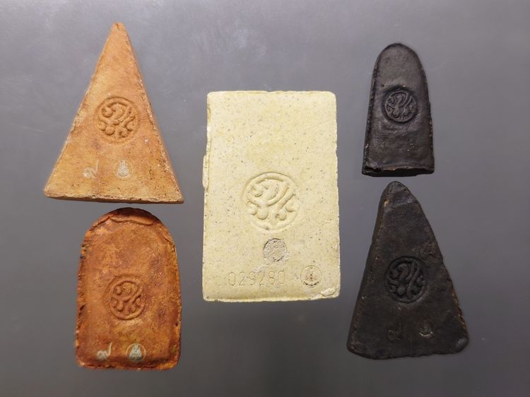 พระเบญจภาคี ภ.ป.ร. เนื้อผง ที่ระลึกสร้างวิทยาลัยการอาชีพ วังไกลกังวล วิทยาเขตชะอำ ปี2549 พร้อมกล่องเดิม รูปที่ 4