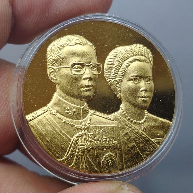 เหรียญที่ระลึกพระราชทาน ในหลวง ร.9 และพระราชินี เนื้อกะไหล่ทอง ขนาด 3 ซม. ทรงกลม (แจกเฉพาะข้าราชการ ใกล้ชิดพระองค์) พร้อมกล่อง รูปที่ 3