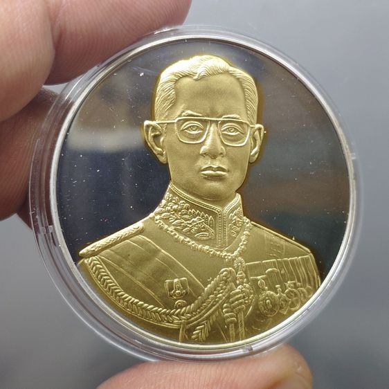 เหรียญรัชกาลที่ 9 “คามิโอ (Cameo)” เนื้อเงินหน้าทองคำแท้ กาญจนาภิเษก 50 ปี พ.ศ.2539 ขนาด 40 มิล รูปที่ 3