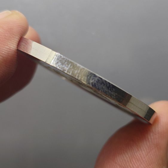 เหรียญรัชกาลที่ 9 “คามิโอ (Cameo)” เนื้อเงินหน้าทองคำแท้ กาญจนาภิเษก 50 ปี พ.ศ.2539 ขนาด 40 มิล รูปที่ 5