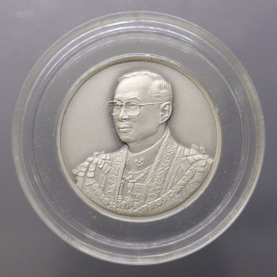 เหรียญเงินรมดำพ่นทรายพิเศษ ที่ระลึกพระราชพิธีมหามงคลเฉลิมพระชนมพรรษา 7 รอบ ในหลวง รัชกาลที่9 พ.ศ.2554 พร้อมกล่อง รูปที่ 2
