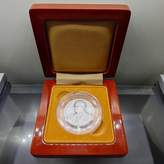 เหรียญไทย เหรียญเงินรมดำพ่นทรายพิเศษ ที่ระลึกพระราชพิธีมหามงคลเฉลิมพระชนมพรรษา 7 รอบ ในหลวง รัชกาลที่9 พ.ศ.2554 พร้อมกล่อง