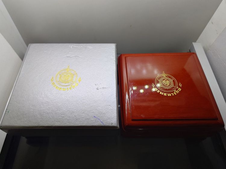 เหรียญเงินรมดำพ่นทรายพิเศษ ที่ระลึกพระราชพิธีมหามงคลเฉลิมพระชนมพรรษา 7 รอบ ในหลวง รัชกาลที่9 พ.ศ.2554 พร้อมกล่อง รูปที่ 7