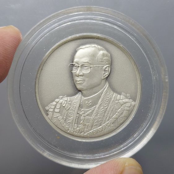 เหรียญเงินรมดำพ่นทรายพิเศษ ที่ระลึกพระราชพิธีมหามงคลเฉลิมพระชนมพรรษา 7 รอบ ในหลวง รัชกาลที่9 พ.ศ.2554 พร้อมกล่อง รูปที่ 4