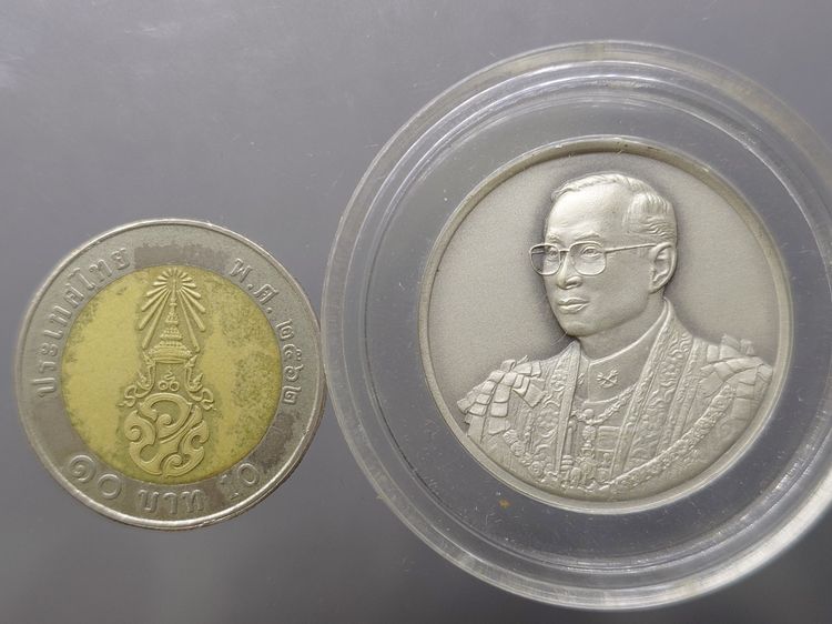 เหรียญเงินรมดำพ่นทรายพิเศษ ที่ระลึกพระราชพิธีมหามงคลเฉลิมพระชนมพรรษา 7 รอบ ในหลวง รัชกาลที่9 พ.ศ.2554 พร้อมกล่อง รูปที่ 6