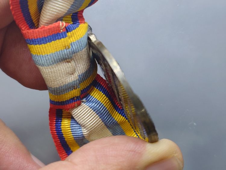 เหรียญที่ระลึกประดับแพรแถบ เสด็จประพาสยุโรป (บล็อกนอก) พิมพ์ใหญ่ ปี2503 แบบหญิง รูปที่ 6