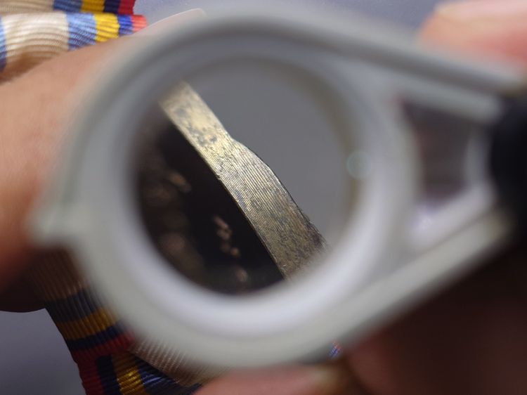 เหรียญที่ระลึกประดับแพรแถบ เสด็จประพาสยุโรป (บล็อกนอก) พิมพ์ใหญ่ ปี2503 แบบหญิง รูปที่ 7