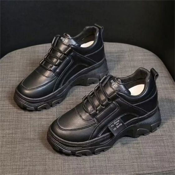 รองเท้าผ้าใบ 