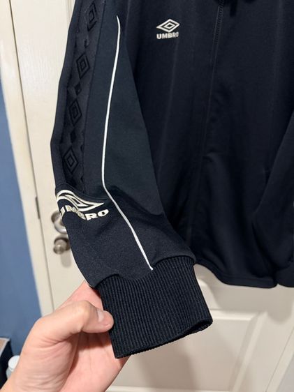 เสื้อวอร์มสีดำแถบปักlogo แบรนด์ Umbro รูปที่ 3
