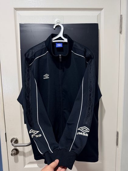 เสื้อวอร์มสีดำแถบปักlogo แบรนด์ Umbro รูปที่ 5