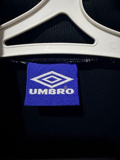 เสื้อวอร์มสีดำแถบปักlogo แบรนด์ Umbro รูปที่ 4