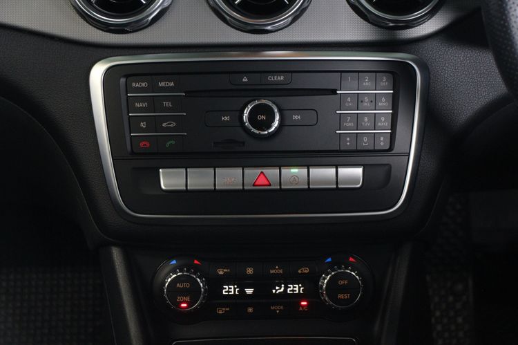 Mercedes-Benz GLA-Class 2020 GLA200 Utility-car เบนซิน ไม่ติดแก๊ส เกียร์อัตโนมัติ ขาว รูปที่ 4