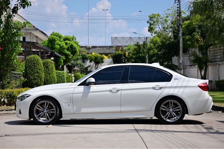 BMW Series 3 2018 330e Sedan ปลั๊กอินไฮบริด (PHEV) ไม่ติดแก๊ส เกียร์อัตโนมัติ ขาว รูปที่ 2