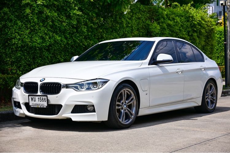 BMW Series 3 2018 330e Sedan ปลั๊กอินไฮบริด (PHEV) ไม่ติดแก๊ส เกียร์อัตโนมัติ ขาว รูปที่ 4