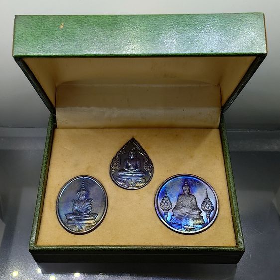 เหรียญพระแก้วมรกต ภปร รุ่นสอง ชุด 3 ฤดู เนื้อทองแดงรมดำ ฉลองกรุงรัตนโกสินทร์ 200 ปี พ.ศ.2525 พร้อมกล่องเดิม